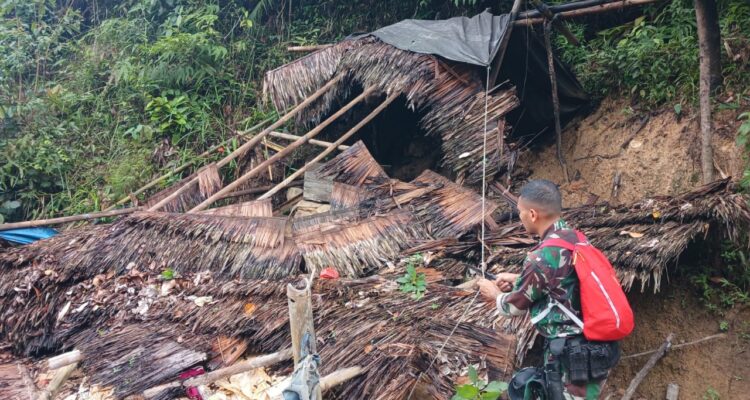Anggota TNI saat melakukan penertiban sebuah gubuk yang dijadikan tempang tinggal untuk para pekerja tambang ilegal, Foto/Istimewa