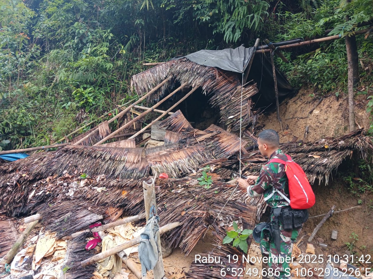 Anggota TNI saat melakukan penertiban sebuah gubuk yang dijadikan tempang tinggal untuk para pekerja tambang ilegal, Foto/Istimewa Anggota TNI saat melakukan penertiban sebuah gubuk yang dijadikan tempang tinggal untuk para pekerja tambang ilegal, Foto/Istimewa