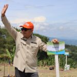 Ketua DPRD Kabupaten Bogor, Sastra Winara saat melakukan penanaman pohon, Foto/Setwan DPRD Kabupaten Bogor