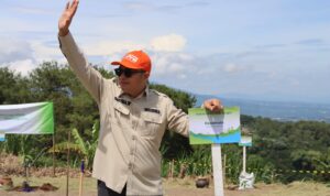 Ketua DPRD Kabupaten Bogor, Sastra Winara saat melakukan penanaman pohon, Foto/Setwan DPRD Kabupaten Bogor Ketua DPRD Kabupaten Bogor, Sastra Winara saat melakukan penanaman pohon, Foto/Setwan DPRD Kabupaten Bogor