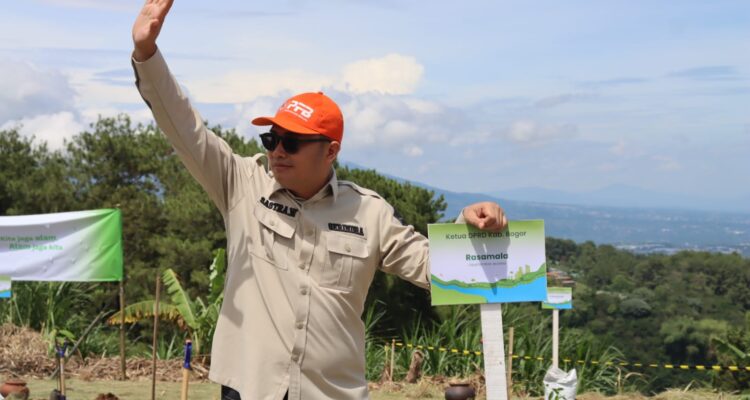 Ketua DPRD Kabupaten Bogor, Sastra Winara saat melakukan penanaman pohon, Foto/Setwan DPRD Kabupaten Bogor