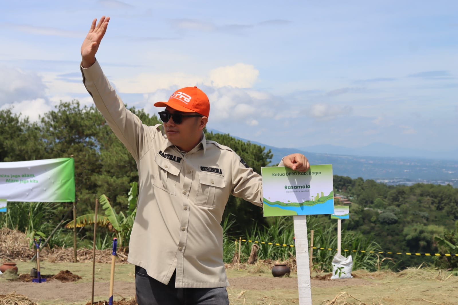Ketua DPRD Kabupaten Bogor, Sastra Winara saat melakukan penanaman pohon, Foto/Setwan DPRD Kabupaten Bogor Ketua DPRD Kabupaten Bogor, Sastra Winara saat melakukan penanaman pohon, Foto/Setwan DPRD Kabupaten Bogor