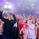 President Director and CEO Indosat Ooredoo Hutchison, Vikram Sinha berfoto bersama dengan para karyawan Indosat Ooredoo Hutchison saat perayaan ke 58, foto/Istimewa