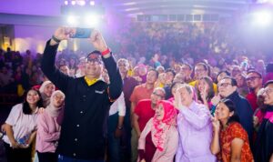 President Director and CEO Indosat Ooredoo Hutchison, Vikram Sinha berfoto bersama dengan para karyawan Indosat Ooredoo Hutchison saat perayaan ke 58, foto/Istimewa President Director and CEO Indosat Ooredoo Hutchison, Vikram Sinha berfoto bersama dengan para karyawan Indosat Ooredoo Hutchison saat perayaan ke 58, foto/Istimewa