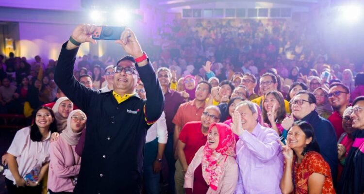 President Director and CEO Indosat Ooredoo Hutchison, Vikram Sinha berfoto bersama dengan para karyawan Indosat Ooredoo Hutchison saat perayaan ke 58, foto/Istimewa