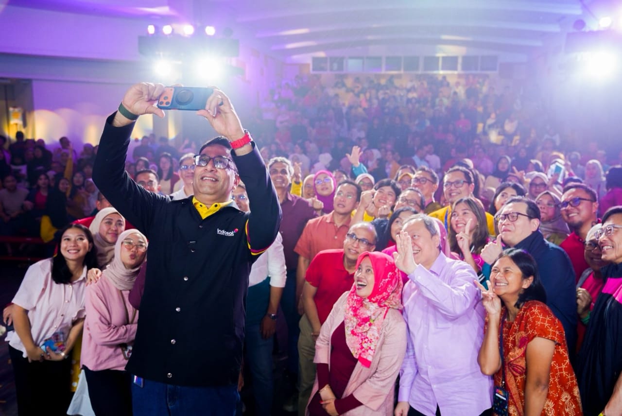 President Director and CEO Indosat Ooredoo Hutchison, Vikram Sinha berfoto bersama dengan para karyawan Indosat Ooredoo Hutchison saat perayaan ke 58, foto/Istimewa President Director and CEO Indosat Ooredoo Hutchison, Vikram Sinha berfoto bersama dengan para karyawan Indosat Ooredoo Hutchison saat perayaan ke 58, foto/Istimewa