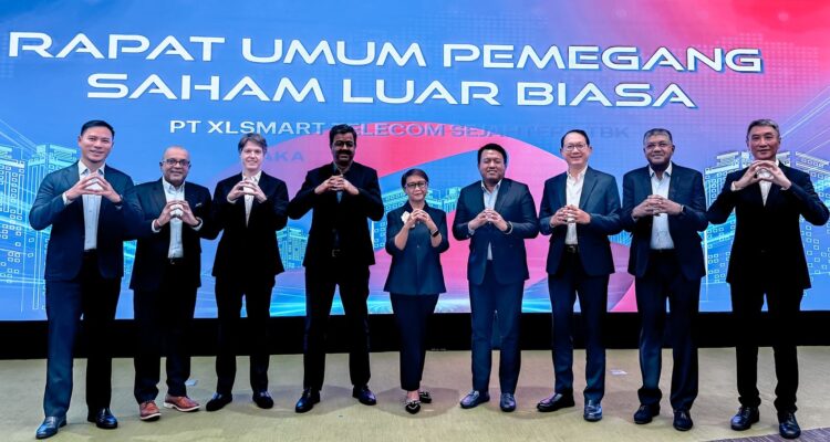 RUPSLB_1XLS: (ki-ka) Direktur & Chief Strategy & Home Business Officer XLSMART, Feiruz Ikhwan Director & Chief Integration Officer XLSMART, Sanjay Vaghasia, Direktur & Chief Commercial Officer XLSMART, David Arcelus Oses, Presiden Direktur & CEO XLSMART, Rajeev Sethi, Komisaris Independen XLSMART, Retno Marsudi, Direktur & Chief People Officer XLSMART, Jeremiah Ratadhi, Direktur & Chief Enterprise Strategic Relationship Officer XLSMART, Andrijanto Muljono, Direktur & Chief Technology Officer XLSMART, Shurish Subbramaniam, dan Direktur & Chief Financial Officer, Antony Susilo dalam acara Rapat Umum Pemegang Saham Luar Biasa-RUPSLB 2025 di XLSMART Tower, Jakarta Selatan. Jumat (21/11). PT XLSMART Telecom Sejahtera Tbk (“XLSMART”) menyelenggarakan Rapat Umum Pemegang Saham Luar Biasa-RUPSLB (Rapat) 2025. Rapat memiliki mata acara tunggal yang telah disetujui yaitu penetapan dan penggunaan sebagian atas saldo laba ditahan untuk dibagikan sebagai tambahan dividen tunai final untuk pemegang saham sebesar Rp 2,89 triliun, foto/Istimewa
