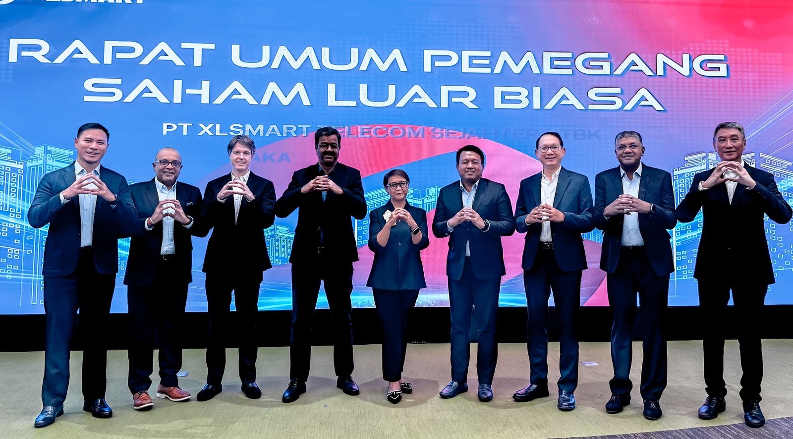 RUPSLB_1XLS: (ki-ka) Direktur & Chief Strategy & Home Business Officer XLSMART, Feiruz Ikhwan Director & Chief Integration Officer XLSMART, Sanjay Vaghasia, Direktur & Chief Commercial Officer XLSMART, David Arcelus Oses, Presiden Direktur & CEO XLSMART, Rajeev Sethi, Komisaris Independen XLSMART, Retno Marsudi, Direktur & Chief People Officer XLSMART, Jeremiah Ratadhi, Direktur & Chief Enterprise Strategic Relationship Officer XLSMART, Andrijanto Muljono, Direktur & Chief Technology Officer XLSMART, Shurish Subbramaniam, dan Direktur & Chief Financial Officer, Antony Susilo dalam acara Rapat Umum Pemegang Saham Luar Biasa-RUPSLB 2025 di XLSMART Tower, Jakarta Selatan. Jumat (21/11). PT XLSMART Telecom Sejahtera Tbk (“XLSMART”) menyelenggarakan Rapat Umum Pemegang Saham Luar Biasa-RUPSLB (Rapat) 2025. Rapat memiliki mata acara tunggal yang telah disetujui yaitu penetapan dan penggunaan sebagian atas saldo laba ditahan untuk dibagikan sebagai tambahan dividen tunai final untuk pemegang saham sebesar Rp 2,89 triliun, foto/Istimewa RUPSLB_1XLS: (ki-ka) Direktur & Chief Strategy & Home Business Officer XLSMART, Feiruz Ikhwan Director & Chief Integration Officer XLSMART, Sanjay Vaghasia, Direktur & Chief Commercial Officer XLSMART, David Arcelus Oses, Presiden Direktur & CEO XLSMART, Rajeev Sethi, Komisaris Independen XLSMART, Retno Marsudi, Direktur & Chief People Officer XLSMART, Jeremiah Ratadhi, Direktur & Chief Enterprise Strategic Relationship Officer XLSMART, Andrijanto Muljono, Direktur & Chief Technology Officer XLSMART, Shurish Subbramaniam, dan Direktur & Chief Financial Officer, Antony Susilo dalam acara Rapat Umum Pemegang Saham Luar Biasa-RUPSLB 2025 di XLSMART Tower, Jakarta Selatan. Jumat (21/11). PT XLSMART Telecom Sejahtera Tbk (“XLSMART”) menyelenggarakan Rapat Umum Pemegang Saham Luar Biasa-RUPSLB (Rapat) 2025. Rapat memiliki mata acara tunggal yang telah disetujui yaitu penetapan dan penggunaan sebagian atas saldo laba ditahan untuk dibagikan sebagai tambahan dividen tunai final untuk pemegang saham sebesar Rp 2,89 triliun, foto/Istimewa