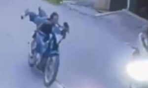 Remaja Bergaya Superman di Cigudeg Bogor berakhir kecelakaan, Foto/Screeshoot CCTV Remaja Bergaya Superman di Cigudeg Bogor berakhir kecelakaan, Foto/Screeshoot CCTV