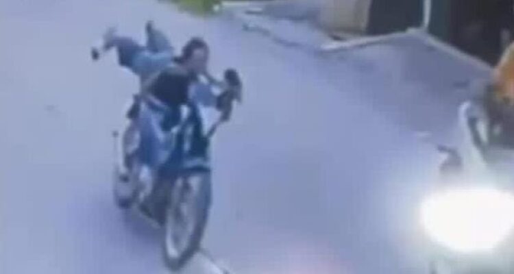 Remaja Bergaya Superman di Cigudeg Bogor berakhir kecelakaan, Foto/Screeshoot CCTV