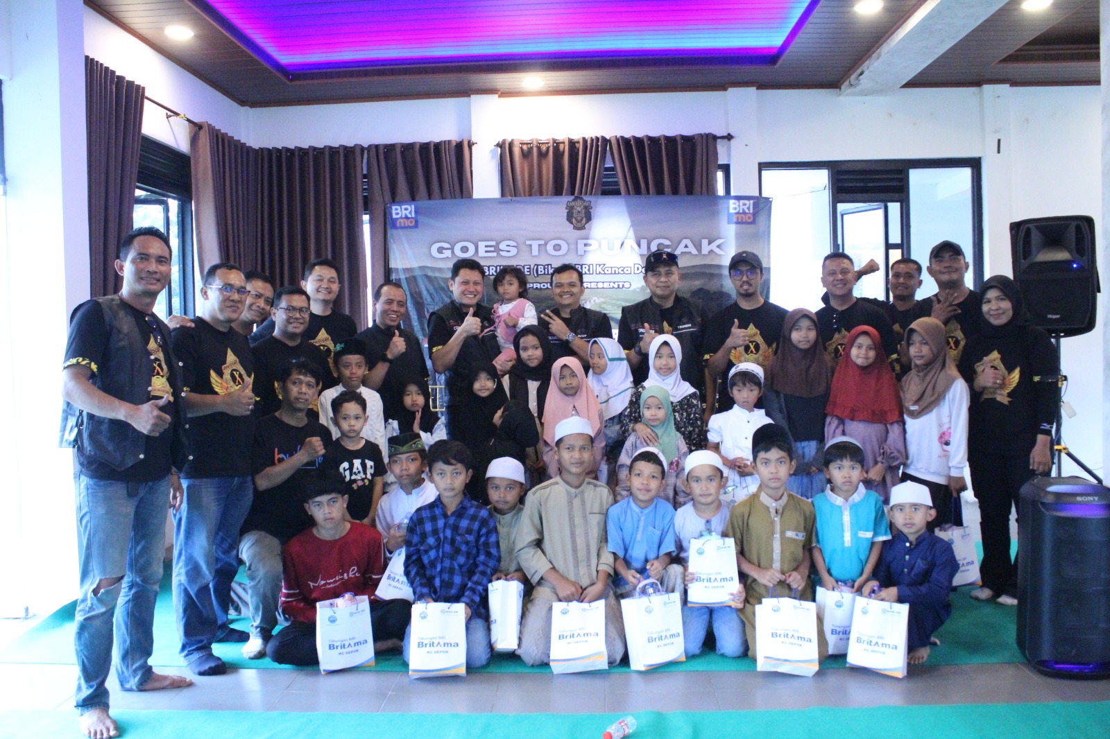 Foto bersama staf BRI Depok bersama anak yatim saat menggelar acara santunan, Foto/Istimewa Foto bersama staf BRI Depok bersama anak yatim saat menggelar acara santunan, Foto/Istimewa