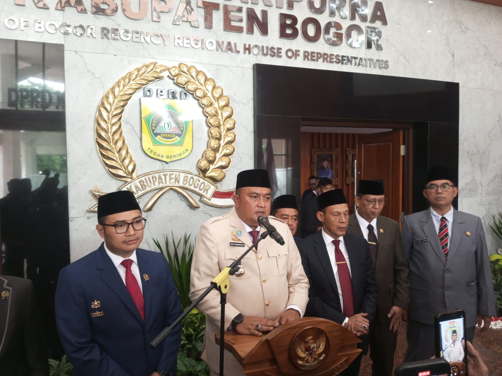 Bupati Bogor, Rudi Susmanto bersama Wakil Bupati Bogor, Jaro Ade, Sekda, Ajat dan Ketua DPRD Kabupaten Bogor, Foto/Istimewa Bupati Bogor, Rudi Susmanto bersama Wakil Bupati Bogor, Jaro Ade, Sekda, Ajat dan Ketua DPRD Kabupaten Bogor, Foto/Istimewa