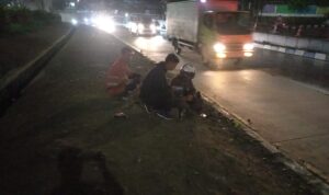 Tim Gesit 119 Kota Bogor gerak cepat bantu pengendara motor yang jatuh tergelincir di Jalan Solis Kota Bogor, Foto/Istimewa Tim Gesit 119 Kota Bogor gerak cepat bantu pengendara motor yang jatuh tergelincir di Jalan Solis Kota Bogor, Foto/Istimewa