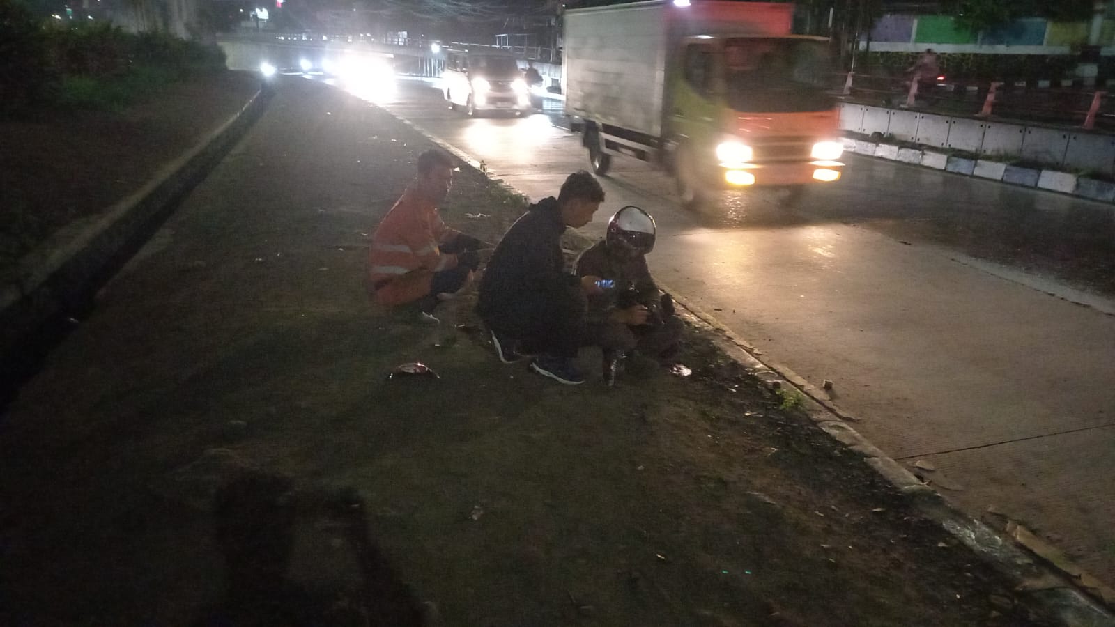 Tim Gesit 119 Kota Bogor gerak cepat bantu pengendara motor yang jatuh tergelincir di Jalan Solis Kota Bogor, Foto/Istimewa