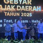 Wali Kota Bogor, Dedie A Rachim saat memberikan penghargaan kepada wajib pajak dalam kegiatan Gebyar Pajak Daerah yang diselenggarakan oleh Bapenda Kota Bogor, Foto/Adi Wirman