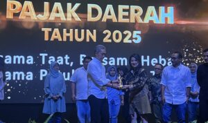 Wali Kota Bogor, Dedie A Rachim saat memberikan penghargaan kepada wajib pajak dalam kegiatan Gebyar Pajak Daerah yang diselenggarakan oleh Bapenda Kota Bogor, Foto/Adi Wirman