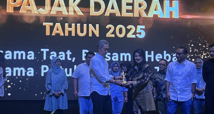 Wali Kota Bogor, Dedie A Rachim saat memberikan penghargaan kepada wajib pajak dalam kegiatan Gebyar Pajak Daerah yang diselenggarakan oleh Bapenda Kota Bogor, Foto/Adi Wirman