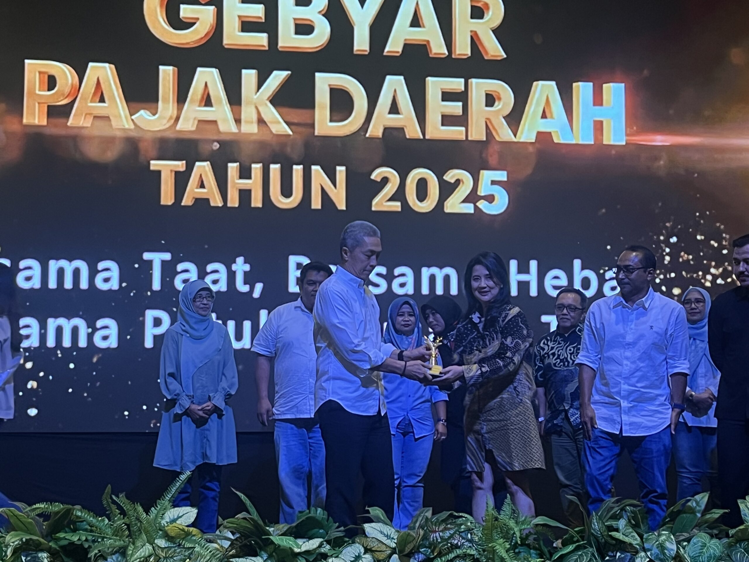 Wali Kota Bogor, Dedie A Rachim saat memberikan penghargaan kepada wajib pajak dalam kegiatan Gebyar Pajak Daerah yang diselenggarakan oleh Bapenda Kota Bogor, Foto/Adi Wirman