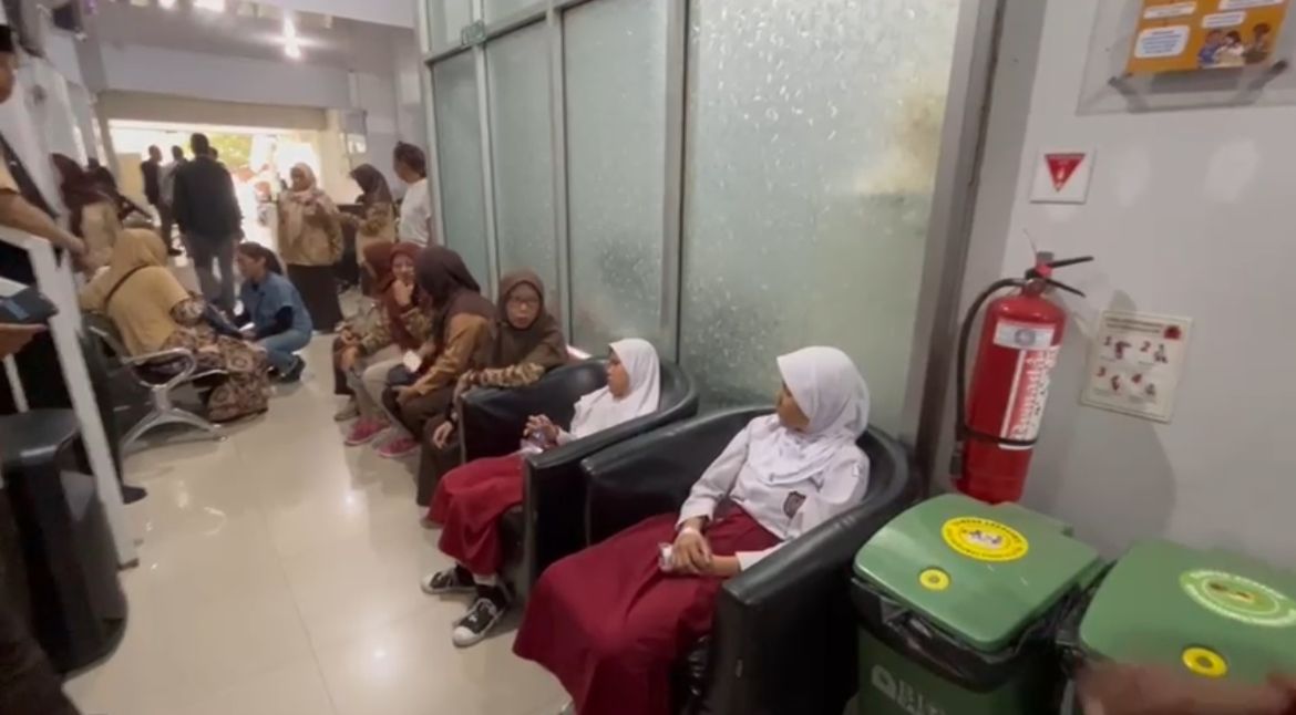 Kondisi siswa-siswi yang diduga keracunan makanan saat makan MBG, Foto/Istimewa Kondisi siswa-siswi yang diduga keracunan makanan saat makan MBG, Foto/Istimewa