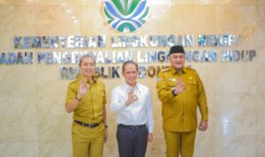 Menteri Lingkungan Hidup, Hanif Faisol (Tengah), Wali Kota Bogor, Dedie A Rachim (Kiri), Bupati Bogor, Rudy Susmanto, (Kanan), Foto/Diskominfo KOta Bogor