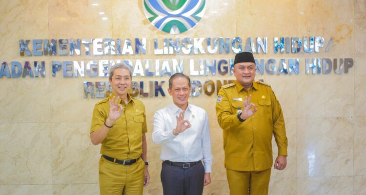 Menteri Lingkungan Hidup, Hanif Faisol (Tengah), Wali Kota Bogor, Dedie A Rachim (Kiri), Bupati Bogor, Rudy Susmanto, (Kanan), Foto/Diskominfo KOta Bogor