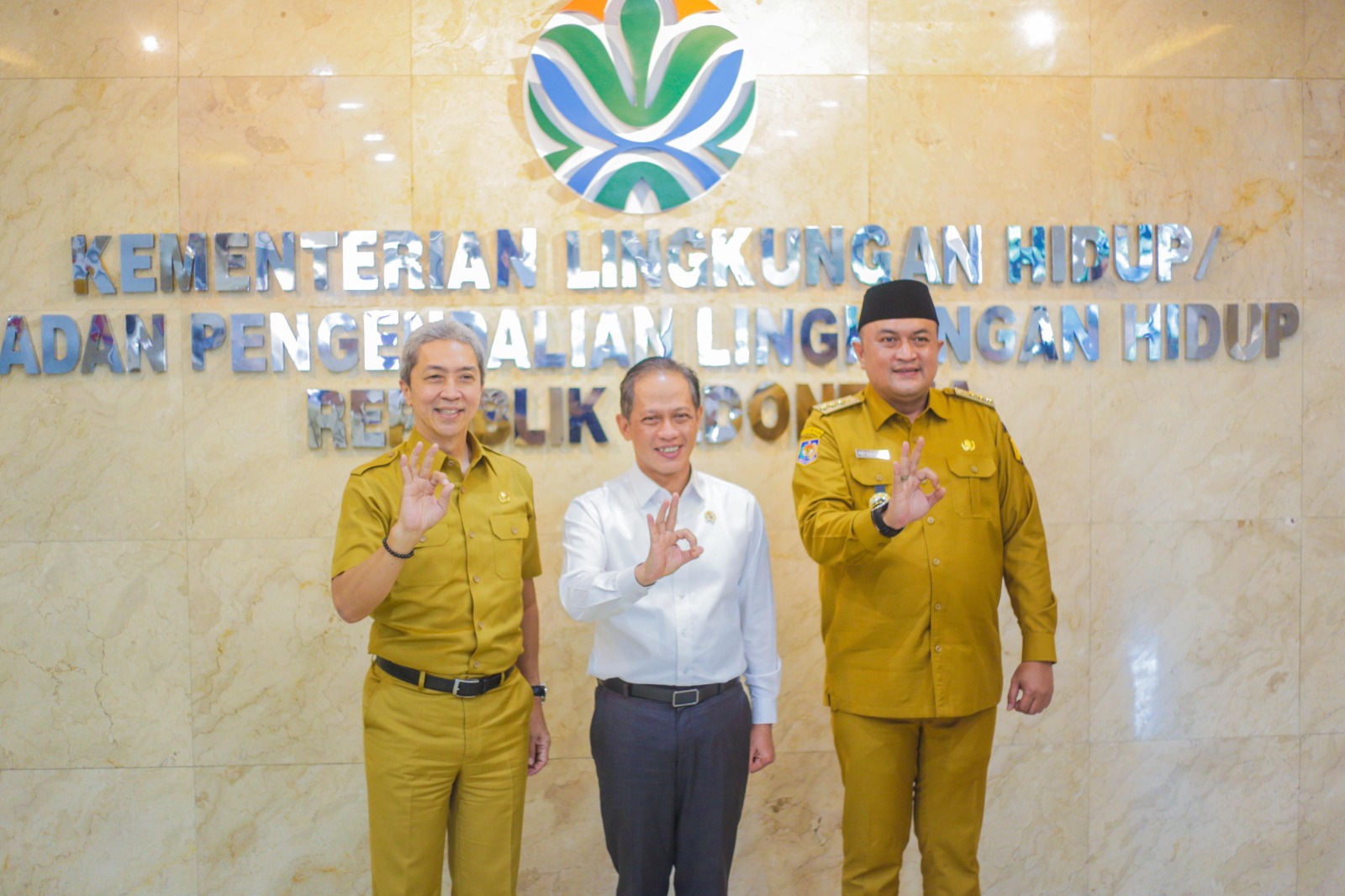 Menteri Lingkungan Hidup, Hanif Faisol (Tengah), Wali Kota Bogor, Dedie A Rachim (Kiri), Bupati Bogor, Rudy Susmanto, (Kanan), Foto/Diskominfo KOta Bogor Menteri Lingkungan Hidup, Hanif Faisol (Tengah), Wali Kota Bogor, Dedie A Rachim (Kiri), Bupati Bogor, Rudy Susmanto, (Kanan), Foto/Diskominfo KOta Bogor