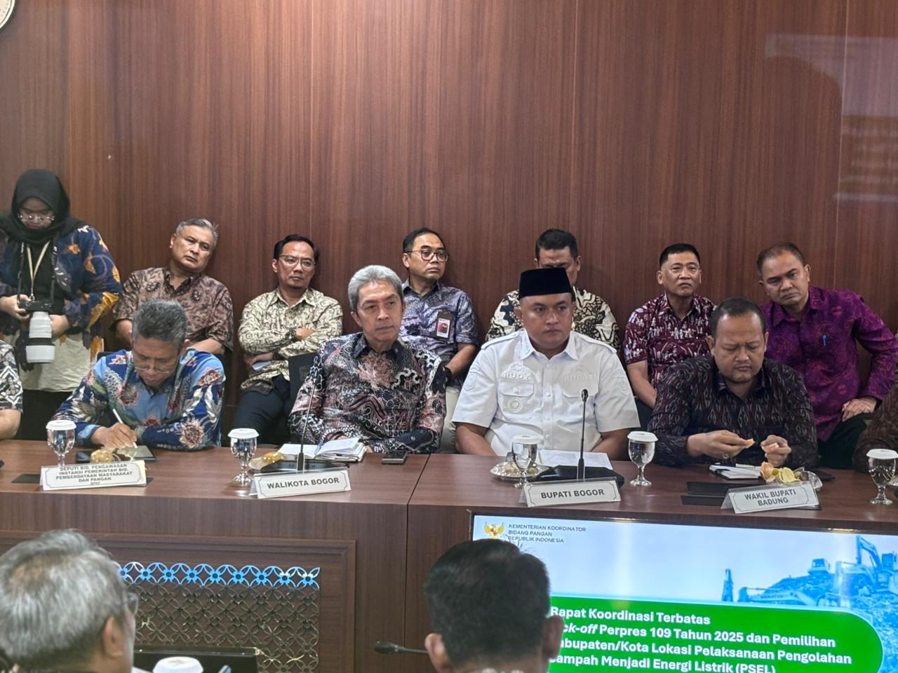 Wali Kota Bogor, Dedie A Rachim bersama Bupati Bogor, Rudy Susmanto saat mengikuti rapat soal PSEL,Foto/DIskominfo Kota Bogor