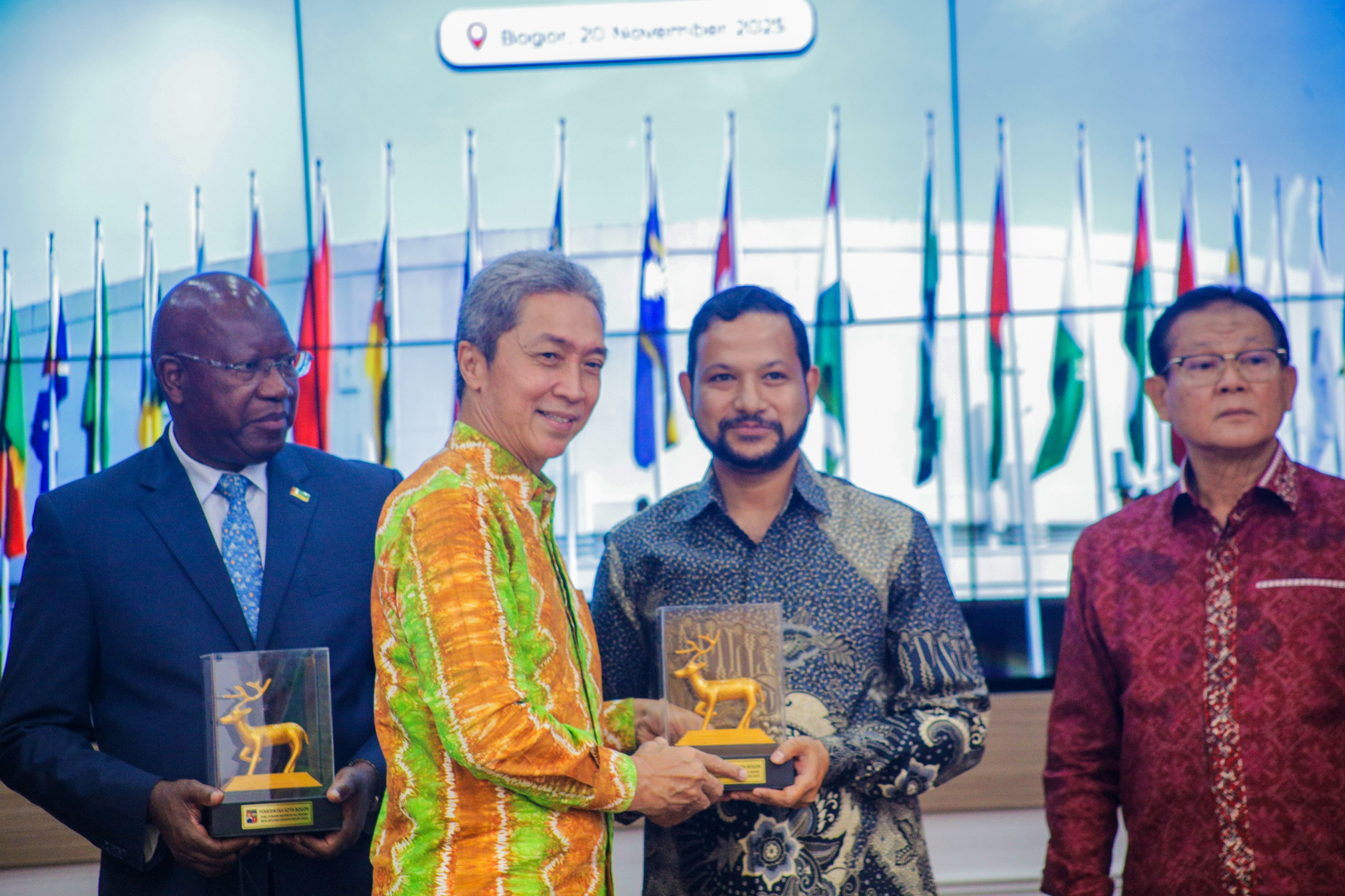 Wali Kota Bogor Dedi A Rachim bersama delegasi peserta Konferensi Asia Afrika, Foto/Diskominfo Kota Bogor Wali Kota Bogor Dedi A Rachim bersama delegasi peserta Konferensi Asia Afrika, Foto/Diskominfo Kota Bogor