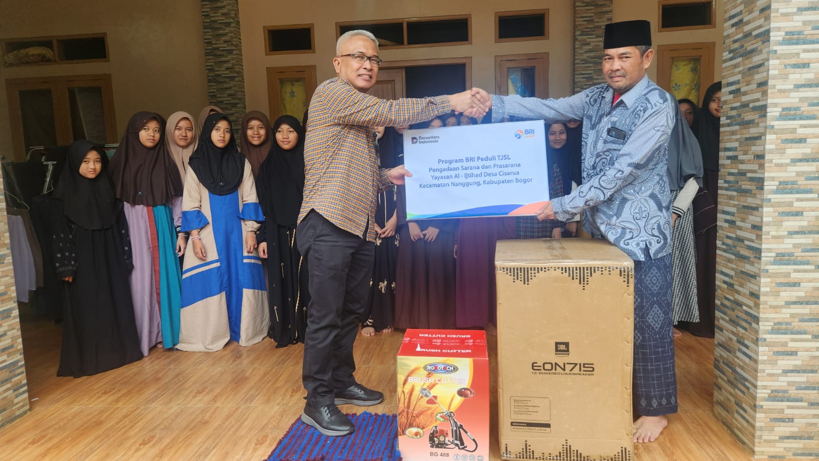 BRI menyerahkan bantuan kepada Yayasan Al-Ijtihad yang berlokasi di Kampung Sipeureup, Desa Cisarua, Kecamatan Nanggung, Kabupaten Bogor pada Kamis (6/11), Foto/Istimewa