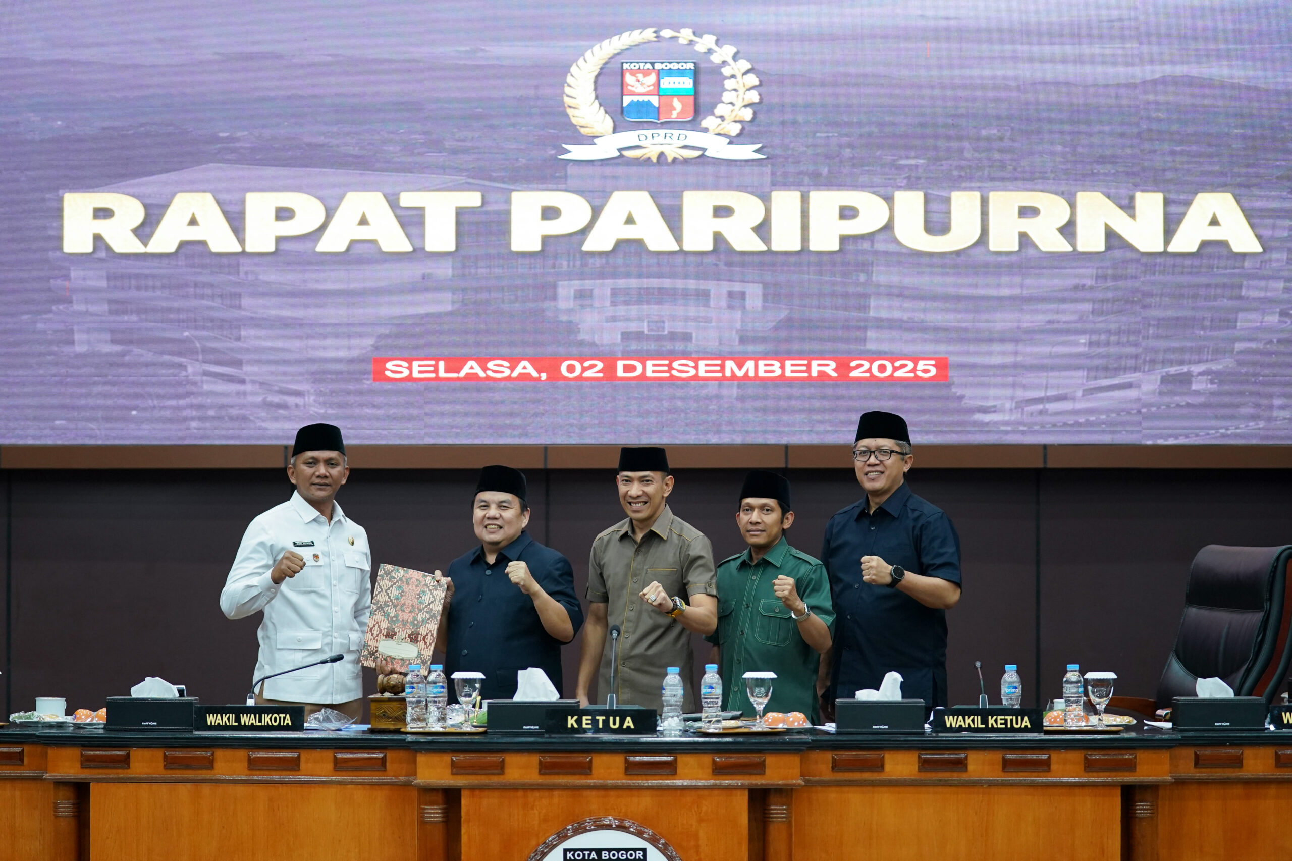 Pimpinan DPRD dan Pemkot Bogor saat berfoto bersama di Rapat Paripurna, Foto/Setwan DPRD Kota Bogor Pimpinan DPRD dan Pemkot Bogor saat berfoto bersama di Rapat Paripurna, Foto/Setwan DPRD Kota Bogor
