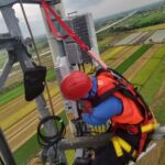 *Keterangan foto:* *BTS tol Jogja 1,2 :* Dua orang teknisi sedang melakukan pemeliharaan base transceiver station (BTS) milik XLSMART yang berlokasi di sekitar tol poros Klaten - Boyolali, Ngawen, Kabupaten Klaten, Jawa Tengah, awal November 2025 yang lalu. XLSMART mempersiapkan jaringan terintegrasi dengan kapasitas 2-3 kali lipat lebih besar dari hari normal untuk menghadapi prediksi lonjakan trafik hingga 20-30% pada periode libur Natal dan tahun baru 2026. XLSMART menjamin kenyamanan pelanggan di lebih dari 138 jalur utama di seluruh Indonesia termasuk dengan memperkuat infrastruktur di sepanjang jalur tol baru Yogyakarta-Solo.