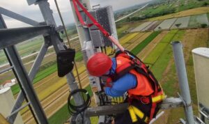 *Keterangan foto:* *BTS tol Jogja 1,2 :* Dua orang teknisi sedang melakukan pemeliharaan base transceiver station (BTS) milik XLSMART yang berlokasi di sekitar tol poros Klaten - Boyolali, Ngawen, Kabupaten Klaten, Jawa Tengah, awal November 2025 yang lalu. XLSMART mempersiapkan jaringan terintegrasi dengan kapasitas 2-3 kali lipat lebih besar dari hari normal untuk menghadapi prediksi lonjakan trafik hingga 20-30% pada periode libur Natal dan tahun baru 2026. XLSMART menjamin kenyamanan pelanggan di lebih dari 138 jalur utama di seluruh Indonesia termasuk dengan memperkuat infrastruktur di sepanjang jalur tol baru Yogyakarta-Solo.