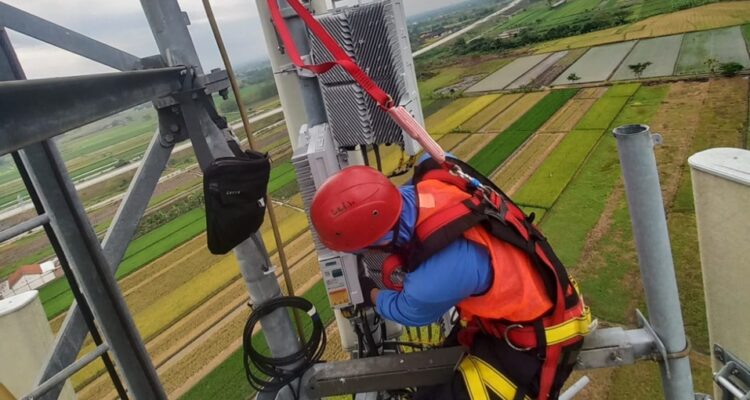 *Keterangan foto:* *BTS tol Jogja 1,2 :* Dua orang teknisi sedang melakukan pemeliharaan base transceiver station (BTS) milik XLSMART yang berlokasi di sekitar tol poros Klaten - Boyolali, Ngawen, Kabupaten Klaten, Jawa Tengah, awal November 2025 yang lalu. XLSMART mempersiapkan jaringan terintegrasi dengan kapasitas 2-3 kali lipat lebih besar dari hari normal untuk menghadapi prediksi lonjakan trafik hingga 20-30% pada periode libur Natal dan tahun baru 2026. XLSMART menjamin kenyamanan pelanggan di lebih dari 138 jalur utama di seluruh Indonesia termasuk dengan memperkuat infrastruktur di sepanjang jalur tol baru Yogyakarta-Solo.