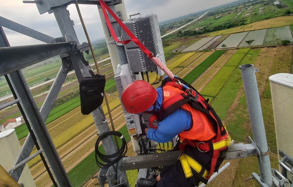 *Keterangan foto:* *BTS tol Jogja 1,2 :* Dua orang teknisi sedang melakukan pemeliharaan base transceiver station (BTS) milik XLSMART yang berlokasi di sekitar tol poros Klaten - Boyolali, Ngawen, Kabupaten Klaten, Jawa Tengah, awal November 2025 yang lalu. XLSMART mempersiapkan jaringan terintegrasi dengan kapasitas 2-3 kali lipat lebih besar dari hari normal untuk menghadapi prediksi lonjakan trafik hingga 20-30% pada periode libur Natal dan tahun baru 2026. XLSMART menjamin kenyamanan pelanggan di lebih dari 138 jalur utama di seluruh Indonesia termasuk dengan memperkuat infrastruktur di sepanjang jalur tol baru Yogyakarta-Solo.