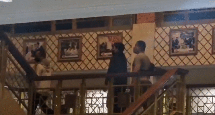 Tim yang diduga penyidik tengah melakukan pemerikasaan di lingkungan ruang kerja Pamkab Bekasi, Foto/Istimewa