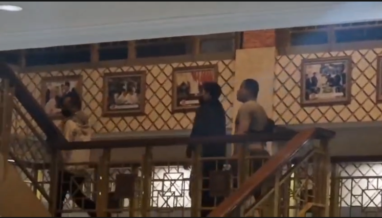 Tim yang diduga penyidik tengah melakukan pemerikasaan di lingkungan ruang kerja Pamkab Bekasi, Foto/Istimewa