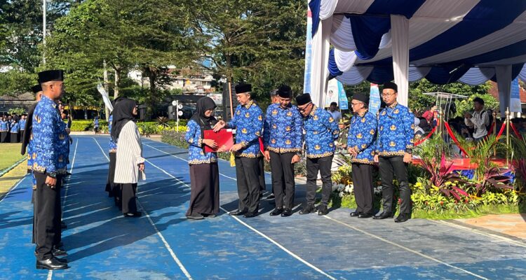 Wali Kota Bogor, Dedie A Rachim bersama wakil wali kota, Jenal Muttaqin dan sekda Kota Bogor saat memberikan SK kepada PPPK, Foto/Adi Wirman