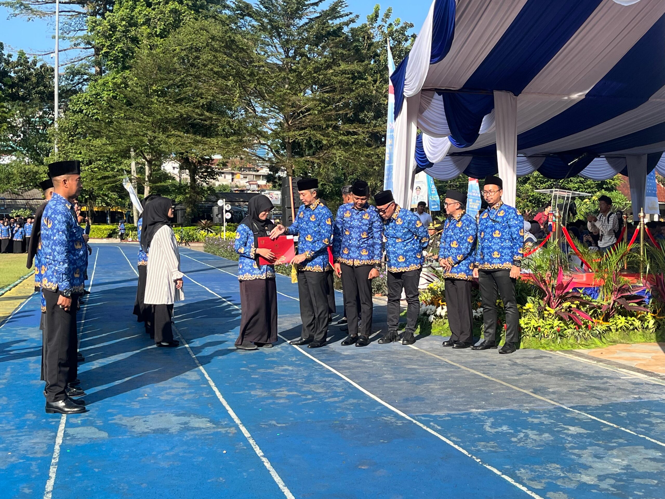 Wali Kota Bogor, Dedie A Rachim bersama wakil wali kota, Jenal Muttaqin dan sekda Kota Bogor saat memberikan SK kepada PPPK, Foto/Adi Wirman Wali Kota Bogor, Dedie A Rachim bersama wakil wali kota, Jenal Muttaqin dan sekda Kota Bogor saat memberikan SK kepada PPPK, Foto/Adi Wirman