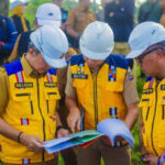 Walikota Bogor bersama sekda dan pupr saat meninjau pembukaan akses jalan menuju IPAL Kayu manis yang saat ini sedang dilakukan pembangunan jalan dan pembangunan jaringan pipa air limbah/Foto Diskominfo Kota Bogor