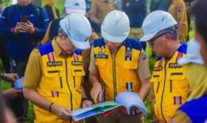 Walikota Bogor bersama sekda dan pupr saat meninjau pembukaan akses jalan menuju IPAL Kayu manis yang saat ini sedang dilakukan pembangunan jalan dan pembangunan jaringan pipa air limbah/Foto Diskominfo Kota Bogor
