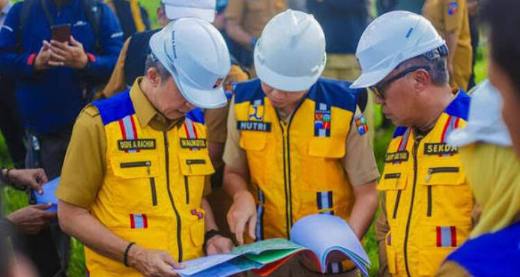Walikota Bogor bersama sekda dan pupr saat meninjau pembukaan akses jalan menuju IPAL Kayu manis yang saat ini sedang dilakukan pembangunan jalan dan pembangunan jaringan pipa air limbah/Foto Diskominfo Kota Bogor