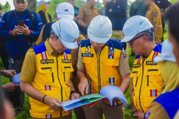 Walikota Bogor bersama sekda dan pupr saat meninjau pembukaan akses jalan menuju IPAL Kayu manis yang saat ini sedang dilakukan pembangunan jalan dan pembangunan jaringan pipa air limbah/Foto Diskominfo Kota Bogor
