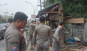 Satpol PP Bogor raya saat melakukan penertiban di gerbang perbatasan Kota dan kabupaten Bogor simpang pomad, Foto/Istimewa Satpol PP Bogor raya saat melakukan penertiban di gerbang perbatasan Kota dan kabupaten Bogor simpang pomad, Foto/Istimewa