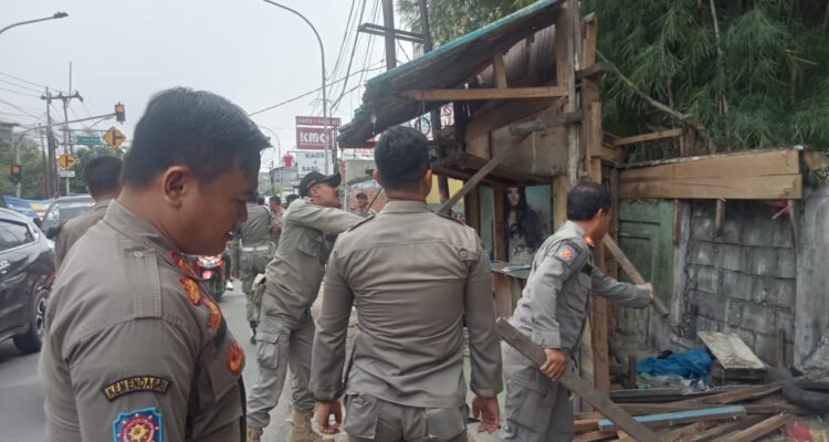 Satpol PP Bogor raya saat melakukan penertiban di gerbang perbatasan Kota dan kabupaten Bogor simpang pomad, Foto/Istimewa