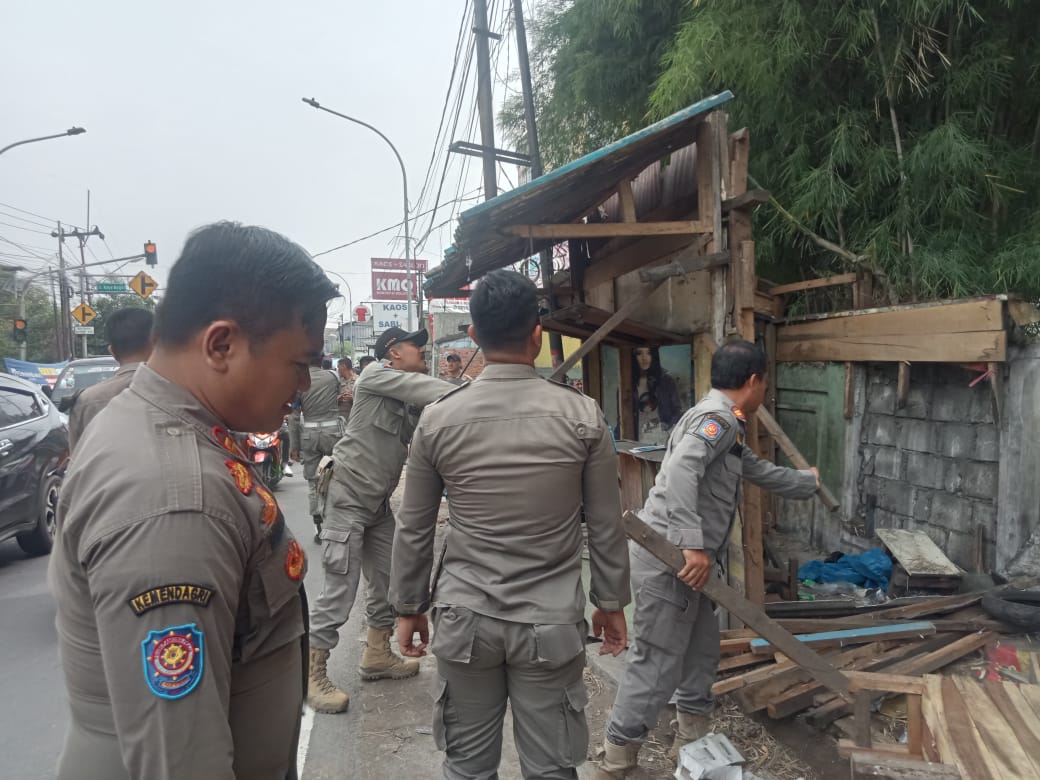 Satpol PP Bogor raya saat melakukan penertiban di gerbang perbatasan Kota dan kabupaten Bogor simpang pomad, Foto/Istimewa Satpol PP Bogor raya saat melakukan penertiban di gerbang perbatasan Kota dan kabupaten Bogor simpang pomad, Foto/Istimewa
