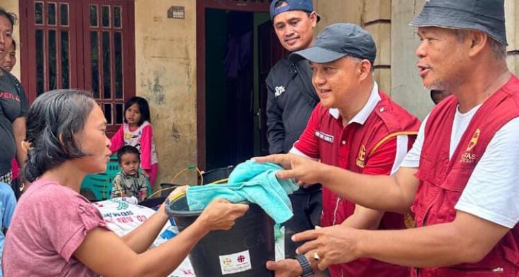 keuskupan saat memberikan bantuan kepada korban bencana banjir di Sumatera, Foto/Istimewa
