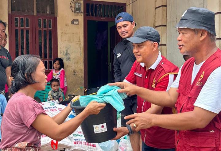 keuskupan saat memberikan bantuan kepada korban bencana banjir di Sumatera, Foto/Istimewa