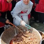 Aktris Sandri Dewi saat ikut memasak rendang untuk di kirim ke aceh dan Sumatera, Foto/Istimewa