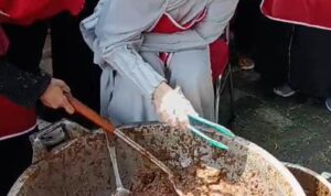 Aktris Sandri Dewi saat ikut memasak rendang untuk di kirim ke aceh dan Sumatera, Foto/Istimewa