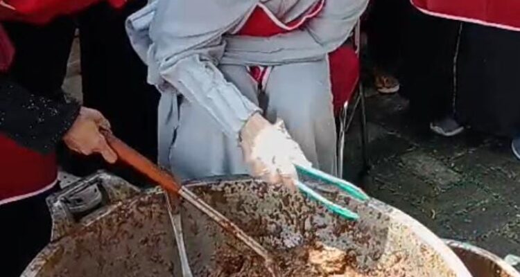 Aktris Sandri Dewi saat ikut memasak rendang untuk di kirim ke aceh dan Sumatera, Foto/Istimewa